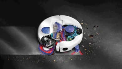 Dyson Nurovi R3 Spot+Scrub robot aspirador frotando una alfombra en un salón cordobés