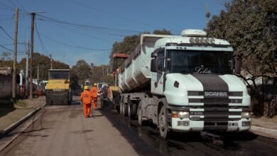 Obras de pavimentación en las calles de San Vicente, Córdoba, frente a la nueva Escuela de Suboficiales