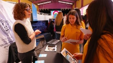 Imagen de la Expo de Cooperativas y Mutuales en Río Tercero, con stands y visitantes