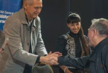 Familias de Villa El Libertador y Comercial recibiendo escrituras en Córdoba