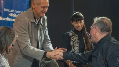 Familias de Villa El Libertador y Comercial recibiendo escrituras en Córdoba