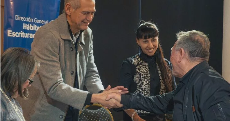 Familias de Villa El Libertador y Comercial recibiendo escrituras en Córdoba