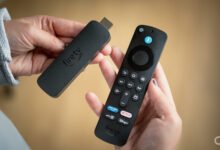 Dispositivo Fire TV con pantalla mostrando la interfaz de Amazon Fire OS