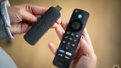 Dispositivo Fire TV con pantalla mostrando la interfaz de Amazon Fire OS