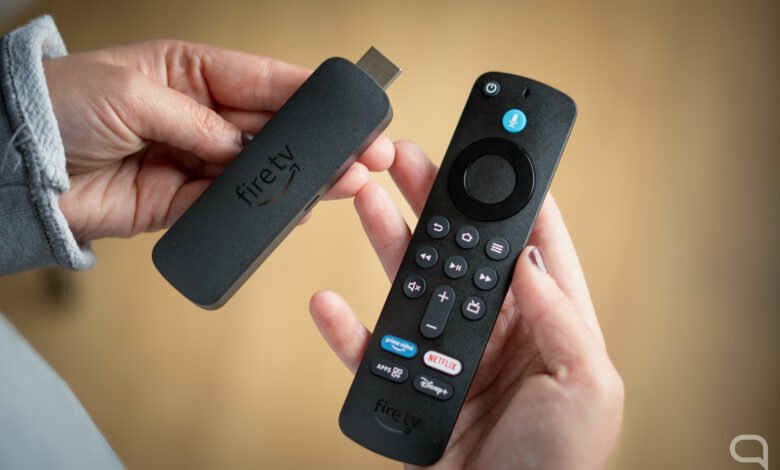 Dispositivo Fire TV con pantalla mostrando la interfaz de Amazon Fire OS