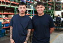 Jóvenes cordobeses inscribiéndose en el Programa Primer Paso 2026
