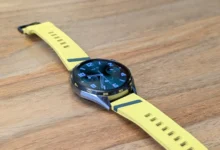 Huawei Watch GT 7 en colores verde y amarillo sobre fondo neutro