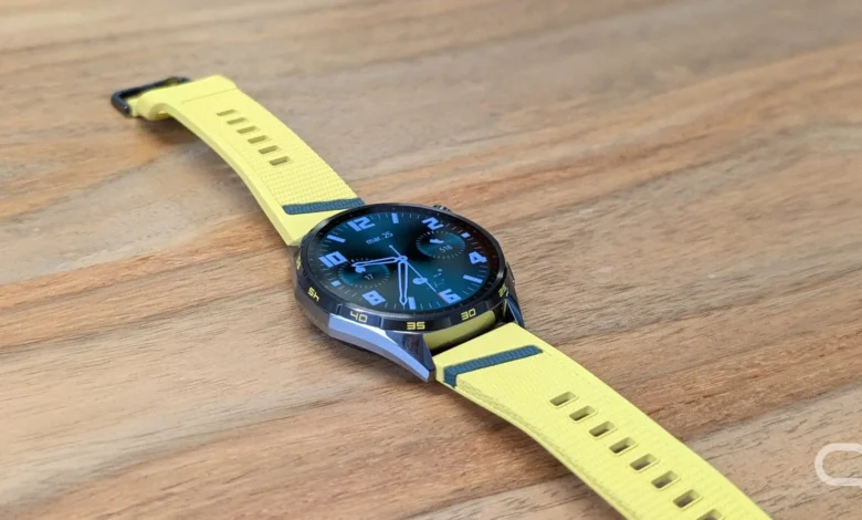 Huawei Watch GT 7 en colores verde y amarillo sobre fondo neutro