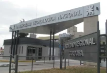 Mujeres participantes en la capacitación de la UTN Córdoba, rodeadas de materiales de estudio y herramientas de trabajo.