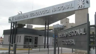 Mujeres participantes en la capacitación de la UTN Córdoba, rodeadas de materiales de estudio y herramientas de trabajo.