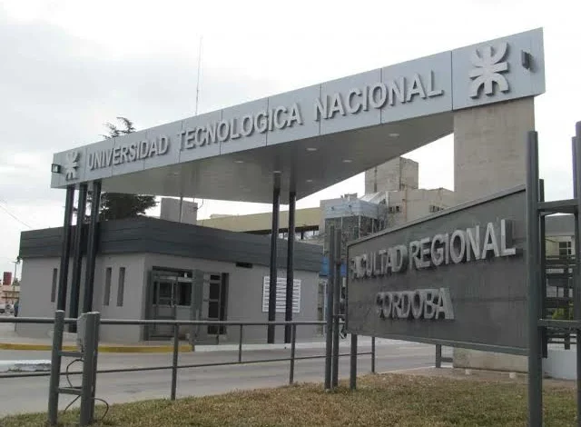 Mujeres participantes en la capacitación de la UTN Córdoba, rodeadas de materiales de estudio y herramientas de trabajo.