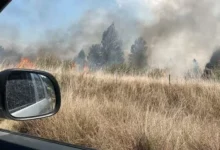 Bomberos de Salsacate combatiendo incendio forestal en la ribera del río San Guillermo