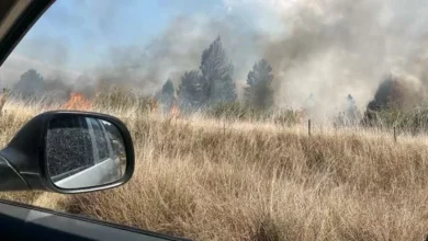 Bomberos de Salsacate combatiendo incendio forestal en la ribera del río San Guillermo