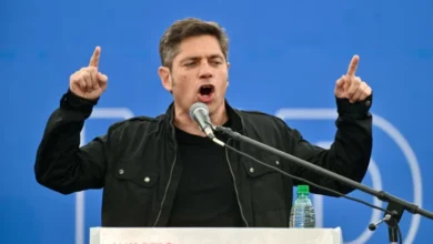 Axel Kicillof hablando en el plenario del Movimiento Derecho al Futuro en Avellaneda