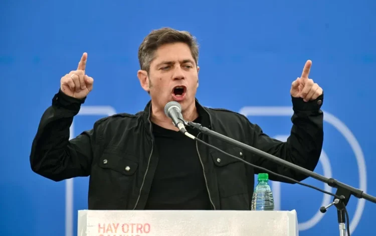 Axel Kicillof hablando en el plenario del Movimiento Derecho al Futuro en Avellaneda