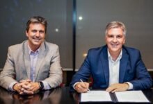 Gobernador Martín Llaryora firmando el proyecto de ley de incentivos industriales en la Legislatura de Córdoba