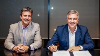 Gobernador Martín Llaryora firmando el proyecto de ley de incentivos industriales en la Legislatura de Córdoba