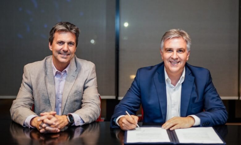 Gobernador Martín Llaryora firmando el proyecto de ley de incentivos industriales en la Legislatura de Córdoba