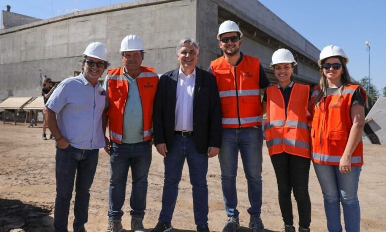 Vista aérea de la nueva circunvalación sudeste con puentes y rotonda en Villa María