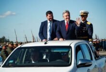 Gobernador Martín Llaryora encabezando el desfile cívico‑militar en Almafuerte durante el 114° aniversario