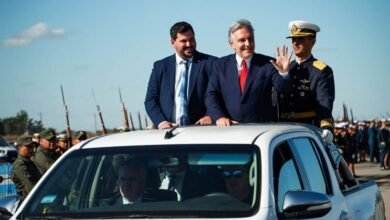 Gobernador Martín Llaryora encabezando el desfile cívico‑militar en Almafuerte durante el 114° aniversario