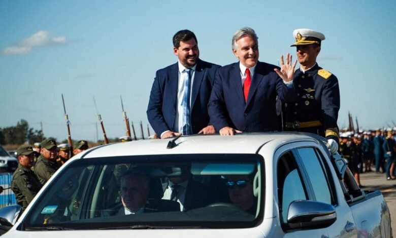 Gobernador Martín Llaryora encabezando el desfile cívico‑militar en Almafuerte durante el 114° aniversario