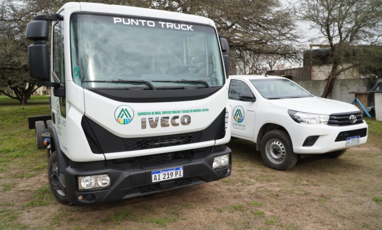 Camión Iveco y camioneta Toyota 0 km entregados a la Cooperativa de Manfredi en presencia de autoridades provinciales