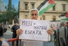 Manifestación Marcha de la Bronca en la esquina Colón y General Paz, Córdoba, con pancartas y participantes de diversos sectores.