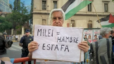 Manifestación Marcha de la Bronca en la esquina Colón y General Paz, Córdoba, con pancartas y participantes de diversos sectores.