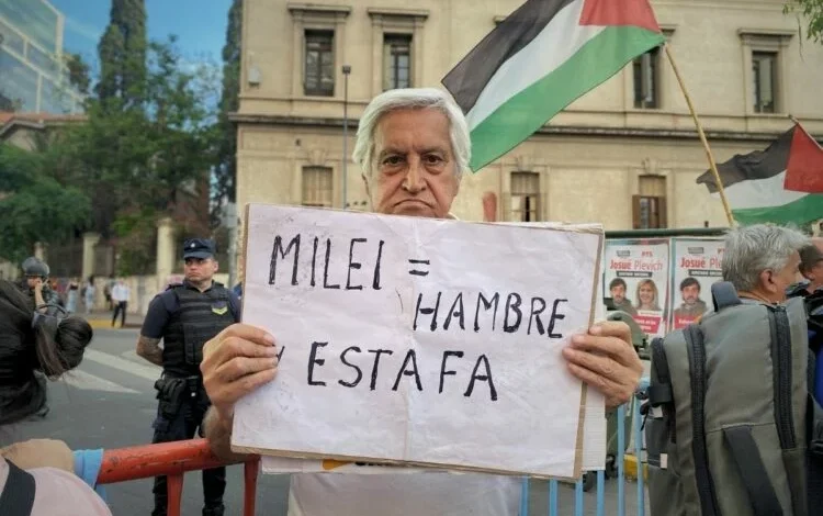 Manifestación Marcha de la Bronca en la esquina Colón y General Paz, Córdoba, con pancartas y participantes de diversos sectores.