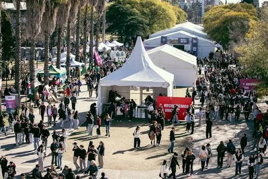 Estudiantes recorriendo los pabellones de la Ciudad Universitaria de la UNC durante la Muestra de Carreras 2026