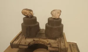 Esculturas-objeto de Sergio Blatto en la exposición 'El exilio de los dioses' en el Paseo del Buen Pastor