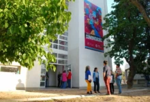 Artistas trabajando en el mural del Edificio Guevara de la UNC, bajo la consigna 'En defensa de la Universidad Pública'.