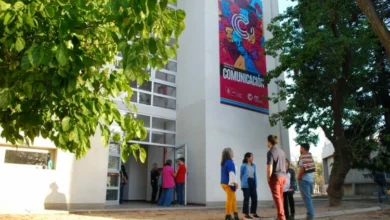 Artistas trabajando en el mural del Edificio Guevara de la UNC, bajo la consigna 'En defensa de la Universidad Pública'.