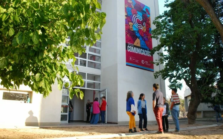 Artistas trabajando en el mural del Edificio Guevara de la UNC, bajo la consigna 'En defensa de la Universidad Pública'.
