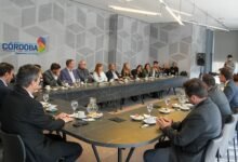 Médicos peritos en uniforme presentando el nuevo Servicio de Peritos Médicos Oficiales del Fuero Laboral en Córdoba