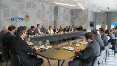 Médicos peritos en uniforme presentando el nuevo Servicio de Peritos Médicos Oficiales del Fuero Laboral en Córdoba