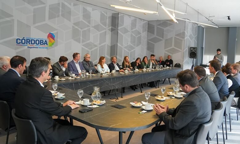 Médicos peritos en uniforme presentando el nuevo Servicio de Peritos Médicos Oficiales del Fuero Laboral en Córdoba