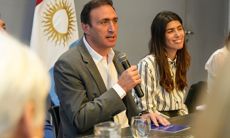 Ministro Julián López y Subsecretaria Jimena Capece en el Centro Cívico de Córdoba durante la reunión sobre violencia digital