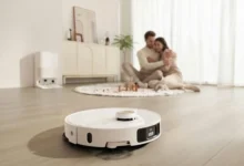 Robot aspirador con cámara capturando una escena íntima dentro de una casa