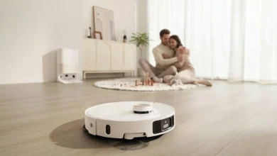 Robot aspirador con cámara capturando una escena íntima dentro de una casa