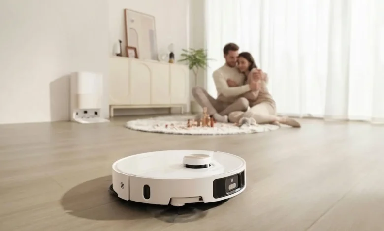 Robot aspirador con cámara capturando una escena íntima dentro de una casa