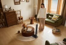 Aspiradora de mano Dreame serie T sobre una mesa con accesorios de limpieza
