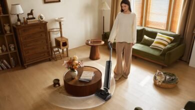 Aspiradora de mano Dreame serie T sobre una mesa con accesorios de limpieza