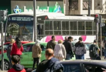 Choferes de la UTA en asamblea frente a una parada de colectivo en Córdoba