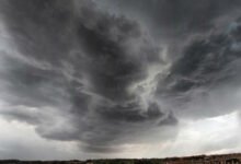 Equipo de la Defensa Civil entregando colchones y frazadas a vecinos de Unquillo tras la tormenta