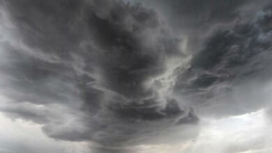 Equipo de la Defensa Civil entregando colchones y frazadas a vecinos de Unquillo tras la tormenta