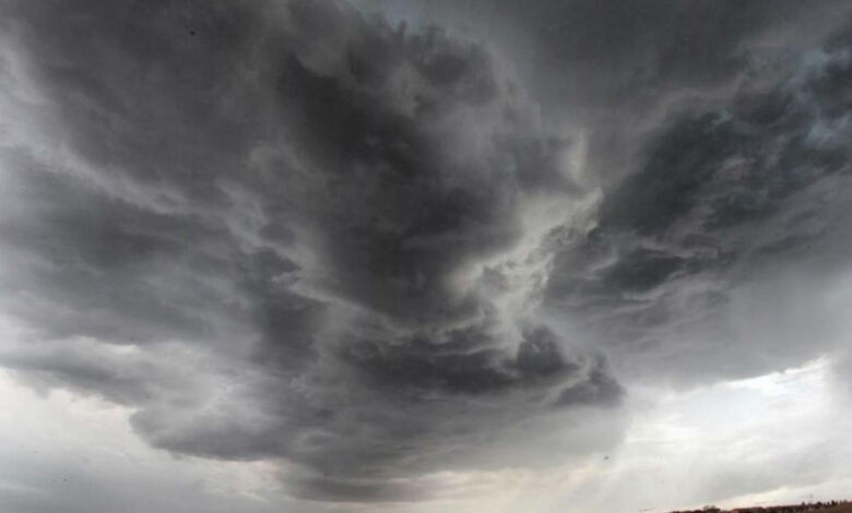 Equipo de la Defensa Civil entregando colchones y frazadas a vecinos de Unquillo tras la tormenta
