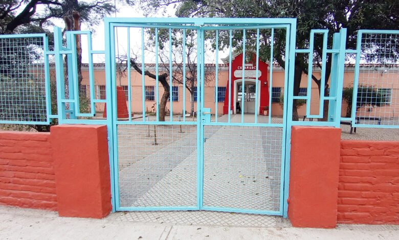 Obra de renovación de veredas y rampas en la Escuela y Jardín Provincia de Catamarca, barrio Las Flores, Córdoba