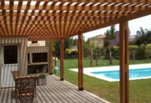 Espacio habitable ampliado con pérgola en Córdoba bajo el sol de verano